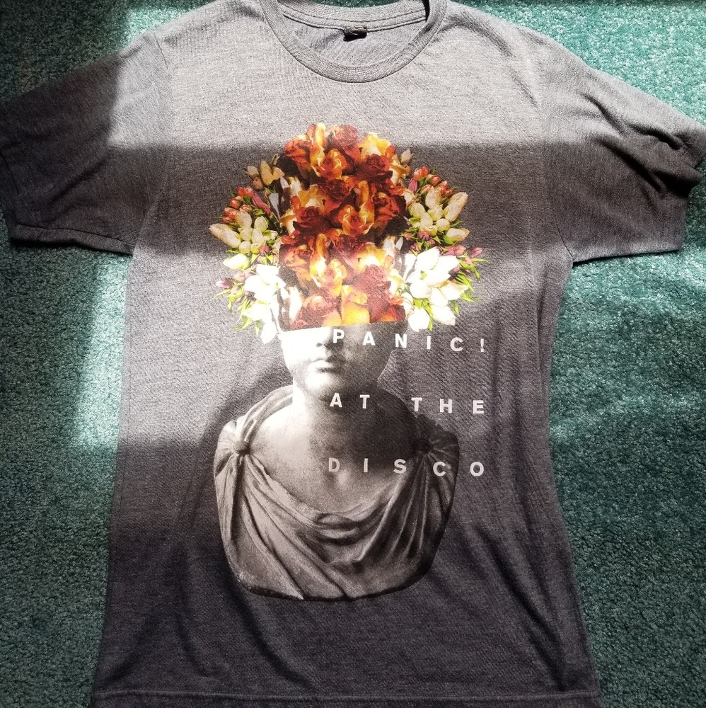 PANIC!AT THE DISCO GREY HOT TOPIC T-SHIRT